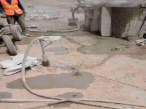 江岸水泥混凝土路面板底注浆技术 路面脱空注浆整治方案