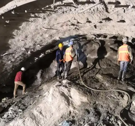 江岸拱顶带模注浆料的施工流程及注意事项